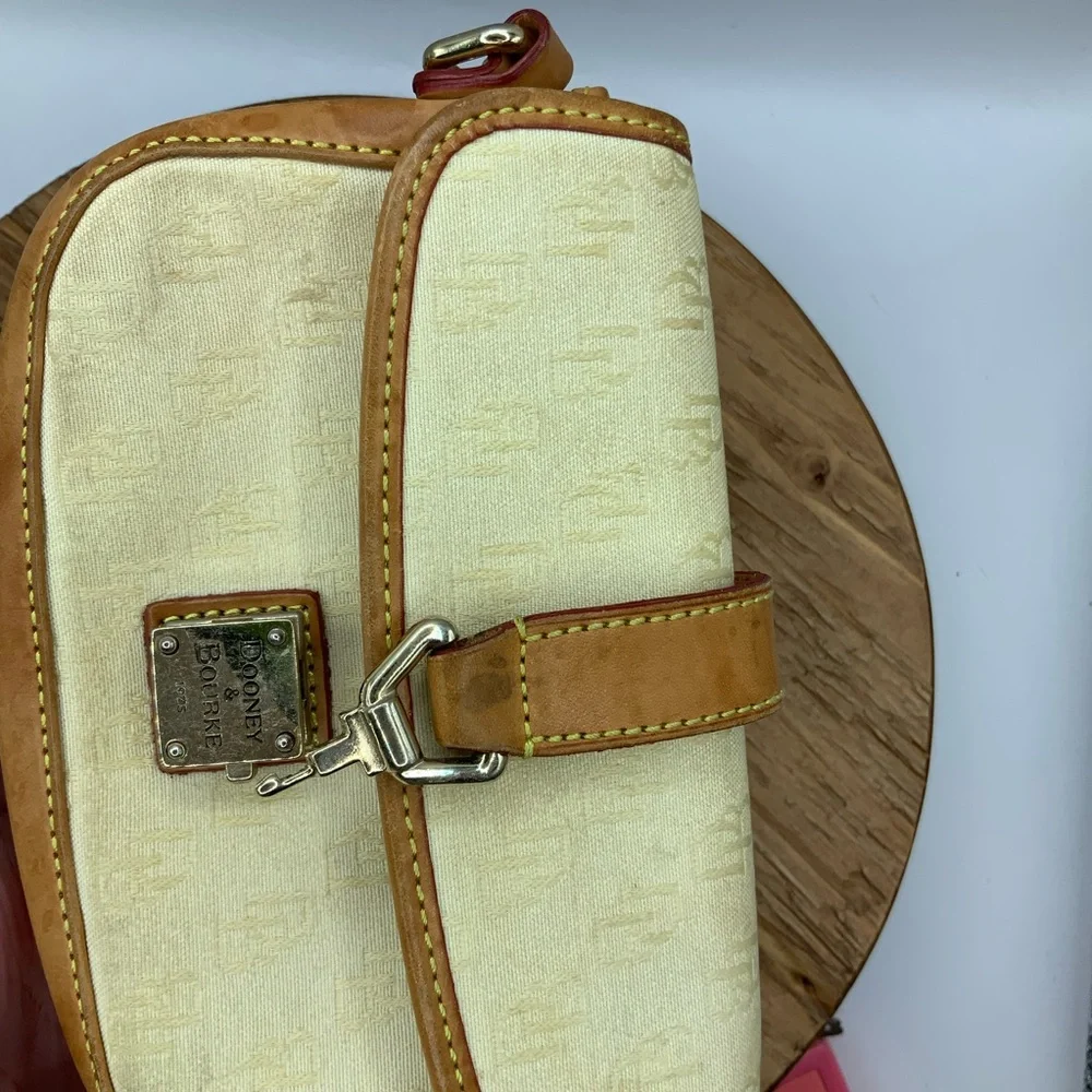 Dooney & Bourke Vintage Tan Cream Canvas Leather Trip Flap Wristlet - Picture 6 of 7